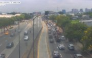 Alto flujo vehicular se registra en la avenida de las Américas, cerca del aeropuerto José Joaquín de Olmedo, en sentido hacia el centro de Guayaquil.