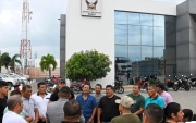 Los afectados se concentraron en Manta a la espera de la diligencia judicial, que fue aplazada.