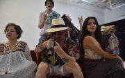 La puesta en escena transforma una terraza de lujo en el refugio de un grupo de personajes que observa desde las alturas el avance de una sublevación popular.