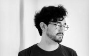 Juan Romero Vinueza es un poeta nacido en Quito, Ecuador, en 1994. Entre sus libros destacan Revólver Escorpión y 39 poemas de mierda para mi primera esposa.