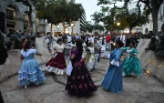Entre antorchas, banderas y música, Guayaquil evocó la madrugada de 1820 en la que comenzó una nueva etapa de su historia.