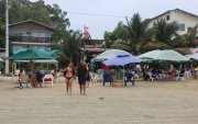Los turistas empezaron a llegar a los balnearios de Santa Elena en el primer día de asueto