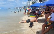 En el primer día del feriado por el 9 de octubre hubo gran presencia de turistas en las playas de Santa Elena