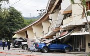 Socorristas caminan frente a una edificación afectada por el terremoto de magnitud 7,7 que sacudió Panamá.