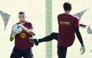 El portero del FC Barcelona, Joan Garcia, durante el entrenamiento que realiza la plantilla barcelonista, en la Ciudad Deportiva Joan Gamper.
