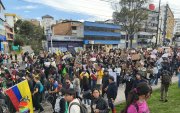 La marcha avanzó por la calle 12 de Octubre luego de intentar avanzar a la Plaza Grande.
