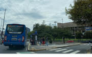 Un bus, de la compañía Latina, en la av. Patria, muy cerca de la Casa de la Cultura Ecuatoriana. El registro municipal va en la placa azul.