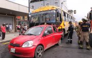 Un expreso colisionó con un auto en Quito y Capitán Nájera, dejando dos personas heridas.