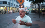Francisco Bravo, de 70 años, llegó desde Loja a vivir al Guayaquil de los lagarteros, las estaciones de buses en los parques y los viajes a Durán en lancha.