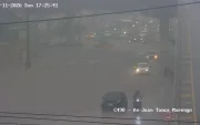Juan Tanca Marengo: La acumulación de agua en los exteriores del Colegio Americano dificultó el tránsito vehicular durante la tarde de este domingo.