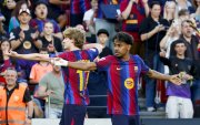 El delantero del Barcelona Anthony Gordon (i) celebra junto a Lamine Yamal tras marcar ante el Getafe CF.
