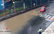 El domingo se reportó acumulación de agua por marea alta en la avenida Malecón.
