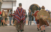 El 12 de octubre, se recuerda el encuentro entre culturas y se reivindica la riqueza de los pueblos y nacionalidades que forman parte de la identidad del país.