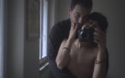 El documental plantea preguntas sobre las condiciones en las que una persona enfrenta una enfermedad y las responsabilidades que asumen quienes la rodean.
