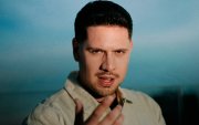 Siento es el segundo sencillo del próximo EP del artista. El videoclip fue grabado en Quito.