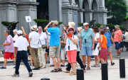 Guayaquil atrae a turistas nacionales y extranjeros sobre todo en sus fiestas.