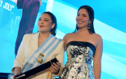 La distinción destaca su aporte al liderazgo empresarial y al impulso de iniciativas de desarrollo social en Ecuador.