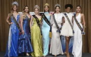 Durante el evento se entregaron bandas a finalistas y semifinalistas de Miss Ecuador 2026, quienes representarán al país en varios certámenes de belleza.