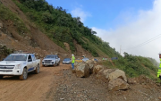 Equipos de emergencia y maquinaria trabajaron en la remoción de escombros para restablecer la circulación en las vías afectadas por las intensas lluvias.