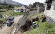 Emergencia en Madrigal. Los trabajos de limpieza continúan tras el deslizamiento de tierra registrado en este barrio del sector de Monjas, al oriente de Quito.