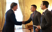 La entrega de credenciales marcó el inicio formal de sus funciones diplomáticas en Ecuador.