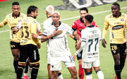 Deyverson (c.) durante el partido entre Liga de Quito y Barcelona.