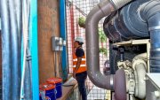 Un trabajador revisa los medidores de energía eléctrica en una empresa, en Guayaquil.