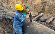 Personal de Petroecuador ejecuta trabajos de contención, limpieza y recuperación del crudo derramado en el SOTE, en Quinindé, Esmeraldas.