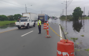 Las fuertes lluvias anegaron calles y vías de Babahoyo, afectando la movilidad de habitantes y transportistas.