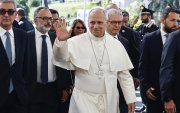 Fotografía del papa León XIV (C) llegando al Hospital Universitario Agostino Gemelli de Roma, Italia.