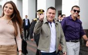 El presidente Daniel Noboa junto a los candidatos de ADN a la Alcaldía de Quito, Harold Burbano (d), y a la Prefectura de Pichincha, Giovanna Ubidia (i).
