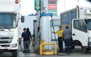 Camiones cargan diésel premium para trabajar, en una gasolinera de Guayaquil.