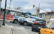 Un camión blindado quedó atrapado en una alcantarilla en las calles Manuel Galecio y Tulcán, en el centro de Guayaquil, luego de que una de sus ruedas se hundiera en la calzada.