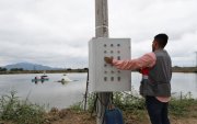 Una persona maneja la parte eléctrica en una camaronera de Ecuador.