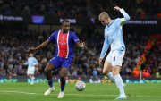 Willian Pacho (i), defensa del PSG, en la marca de Erling Haaland (d), delantero del Manchester City.
