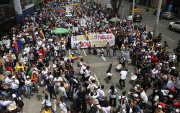 Personas participan en una manifestación contra el Gobierno de Abelardo de la Espriella, este miércoles 14 de octubre, en Cali (Colombia).