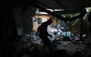 Pedro Frías Castillo camina al interior de su casa este miércoles, donde vivía con su esposa Elena Barría Vargas y que fue afectada por el terremoto de magnitud 7,7, en Macaracas, provincia Los Santos.