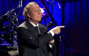 El cantante español, Julio Iglesias, es acusado por extrabajadoras de una supuesta agresión sexual.