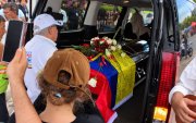 El féretro de Mónika Silva fue cobijado con una bandera de Ecuador.