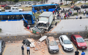 Un camión impactó contra el cerramiento de una propiedad privada en el norte de Quito. El siniestro dejó tres personas heridas y vehículos afectados.