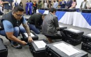 Funcionario del CNE revisa los kits electorales que serán enviados a las circunscripciones del exterior.