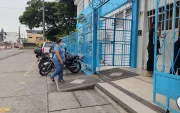 Representantes llegaron al plantel a pedir información sobre el posible caso de tuberculosis.