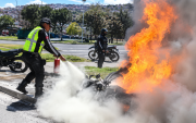 Una motocicleta se incendió durante un operativo de tránsito en Guajaló, al sur de Quito. Un agente de la AMT logró apagar las llamas.