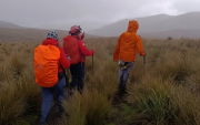 Los bomberos del cantón Mejía trabajaron en el rescate de los tres turistas alcanzados por una descarga eléctrica en el volcán El Corazón.