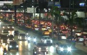 Extensas filas de vehículos se evidenciaron en la avenida Pedro Menéndez Gilbert, en el norte de Guayaquil, entre la tarde y noche de este jueves 15 de octubre.