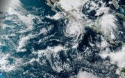 Fotografía satelital tomada este viernes cedida por la Oficina Nacional de Administración Oceánica y Atmosférica (NOAA) a través del Centro Nacional de Huracanes (NHC) estadounidense donde se muestra el ojo del huracán Trudy.