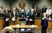 Captura de una transmisión del gobierno de la Ciudad de Bend del jefe de policía de la ciudad Mike Krantz en una rueda de prensa donde confirmó que tres niños y una maestra murieron en un tiroteo.