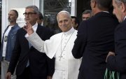 El papa León XIV salió del Policlínico Gemelli de Roma este sábado 17 de octubre, tras recibir el alta hospitalaria.