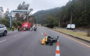 En la avenida Simón Bolívar, cerca del camposanto Monte Olivo, un automóvil chocó contra una motocicleta.