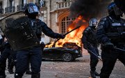 Agentes antidisturbios intervienen durante las protestas contra el encarecimiento de la vida en Francia, que dejaron incendios y saqueos.
